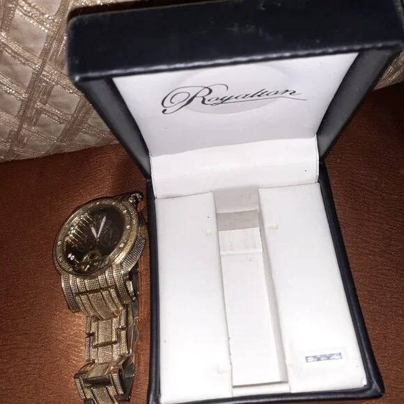 👤 VINTAGE DAIMOND INCLOSED ROYALTON WATCH ( NEEDS NEW BATTERY ) -    $30 - Picture 10 of 12